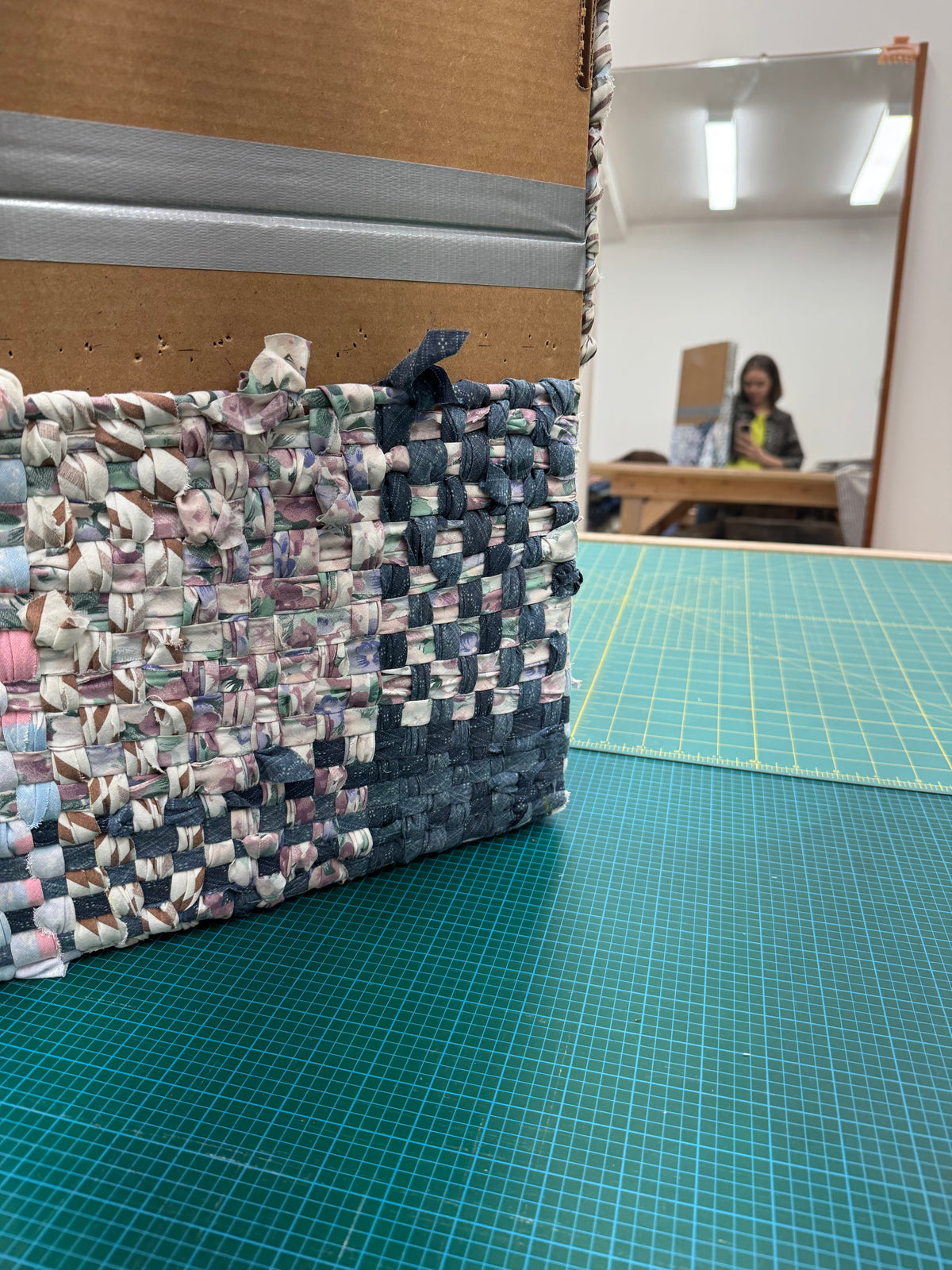 Atelier de tissage - sac messager en textiles revalorisés