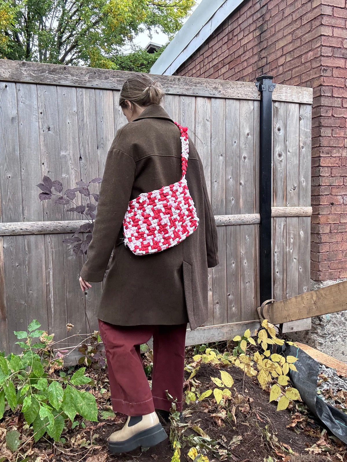 Atelier de tissage - sac messager en textiles revalorisés